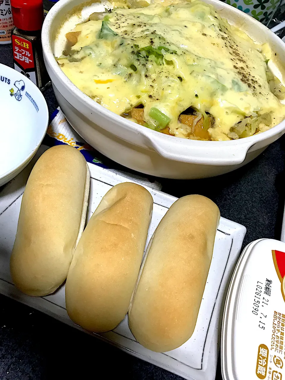 Snapdishの料理写真:体があったまった。あったまったら超眠くなってきた。。。 #夕飯　米粉パン、チーズ鍋(チーズツナトマト舞茸キャベツ厚揚げ)|ms903さん