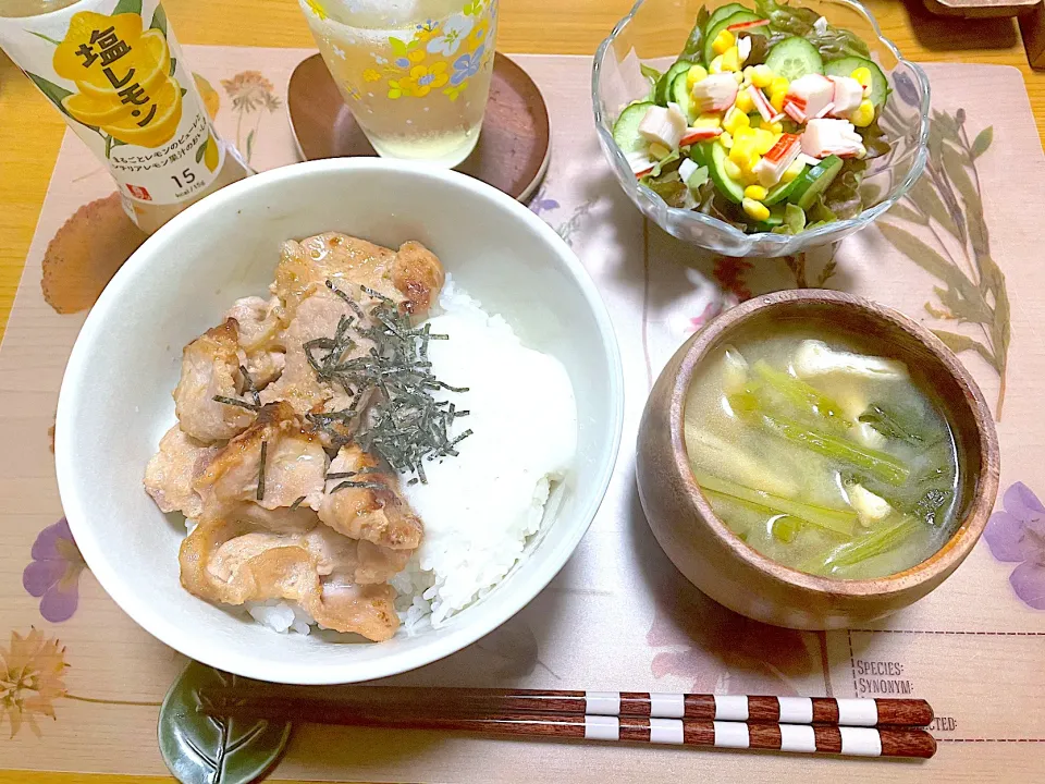 麦とハーブの三元豚とろろ丼、かに風味サラダ、青菜のお味噌汁|江口笑湖さん