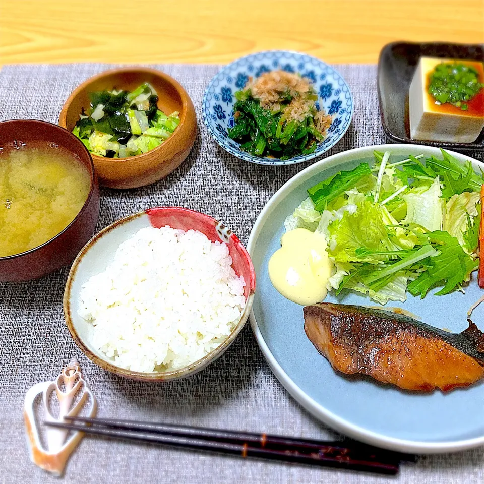 ブリの照り焼き、冷奴、ほうれん草のお浸し、キャベツとわかめのナムル、味噌汁(湯葉、わかめ)|ツインうさぎさん