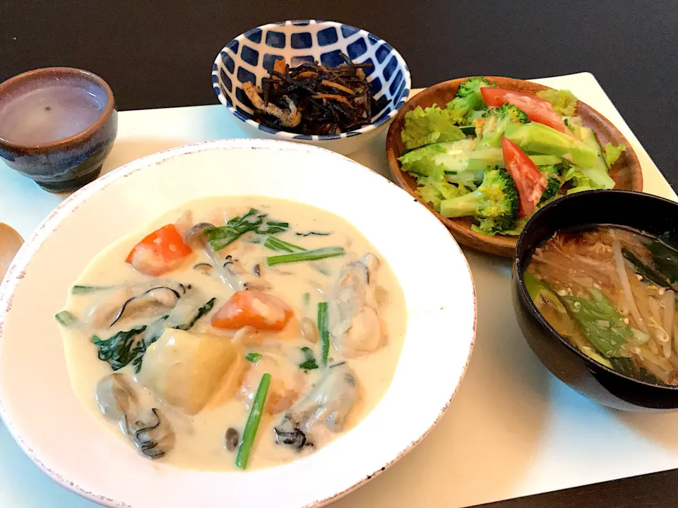 シチュー ひじきの煮物 サラダ 味噌汁|いちごさん