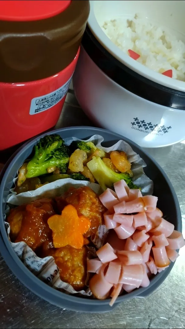 Snapdishの料理写真:旦那弁当　2020/12/8

ミックスベジタブル＆ハムのスープ
エビとブロッコリーのガーリック炒め
ミートボール
ニンジンのグラッセ
ハムマヨ|ユキヨメ♪さん