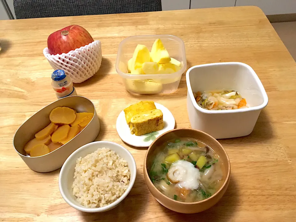 旦那さんの朝ごはん🧡具沢山お味噌汁、出し巻き卵、お漬物二種、特選蜜たっぷりんご🍎、Yakult|さくたえさん