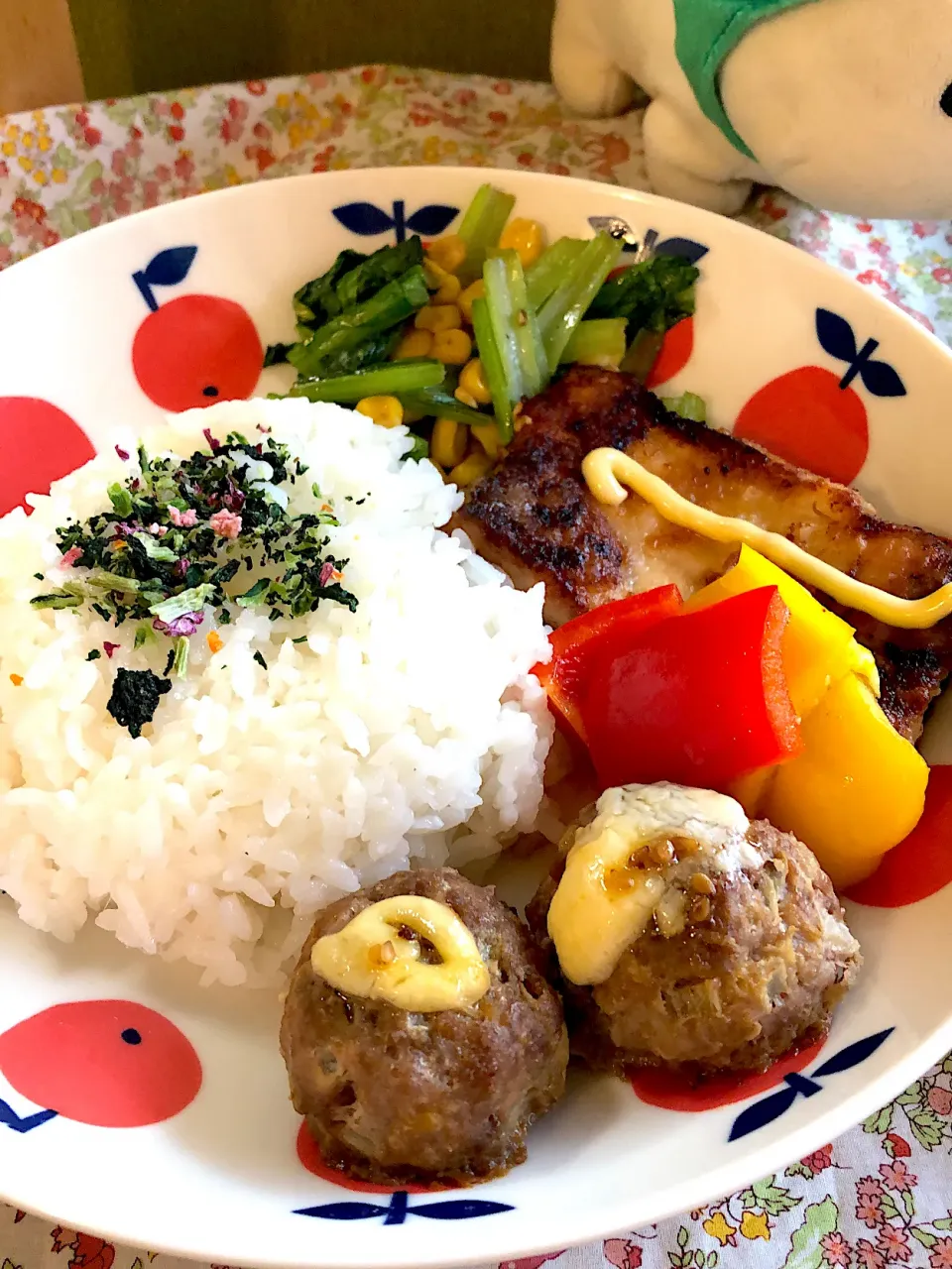 Snapdishの料理写真:焼肉マヨミートボールとカジキのソテーのお昼ごはん|ムーミンママさん