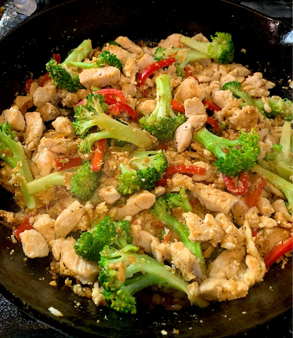 Low Carb Keto Chicken Stir Fry with Cauliflower Rice|Alma's Home Kitchenさん