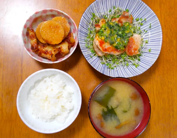 １２月４日　鶏肉のゆずネギ塩だれ　ちくわと長芋のかば焼き　なめことわかめのお味噌汁|いもこ。さん