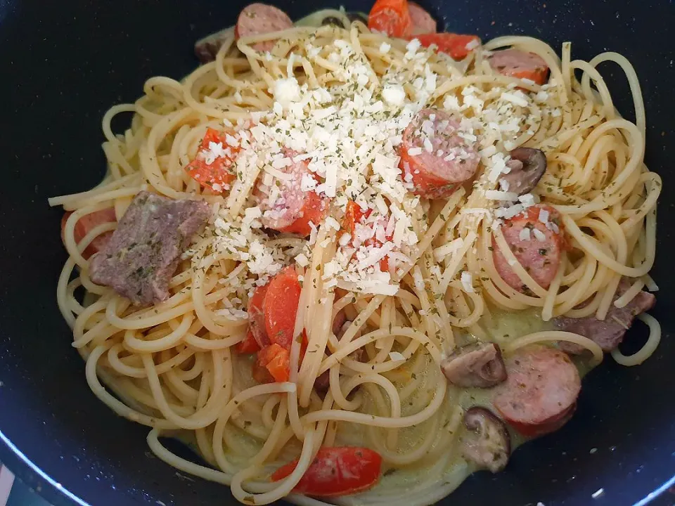 Snapdishの料理写真:envymaqueen's dish Spaghetti w/Beef + Hungary Sausage|envymaqueenさん