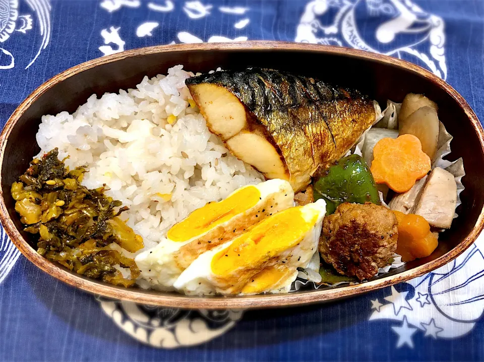 サラ弁　　　　　　　　　　　　　　　　　塩サバ　ミートボール　がめ煮（大根・ごぼう・鶏もも肉）　目玉焼き|じゅんさんさん