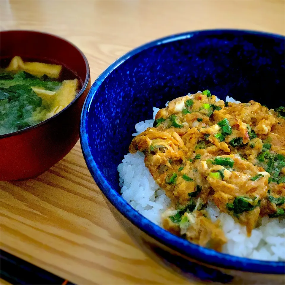 ネギ卵丼、味噌汁(ほうれん草、薄揚げ)|ツインうさぎさん