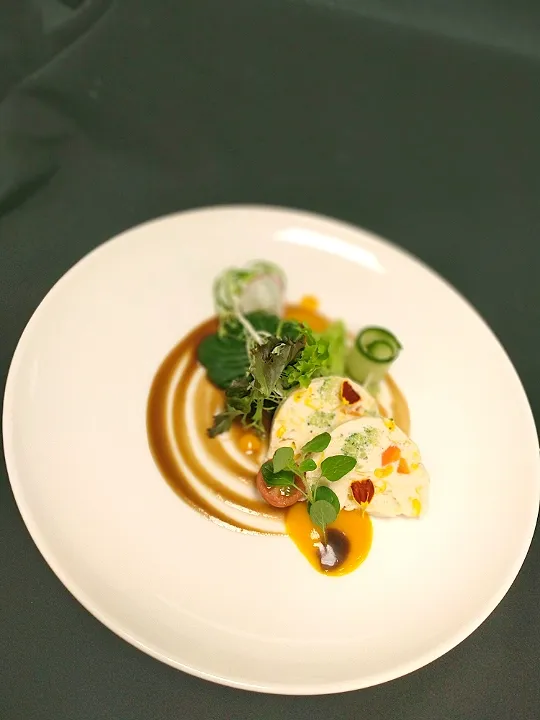 Snapdishの料理写真:tofu tarrine with mesclune and tamarine sauce|Ingoe Muchlisさん