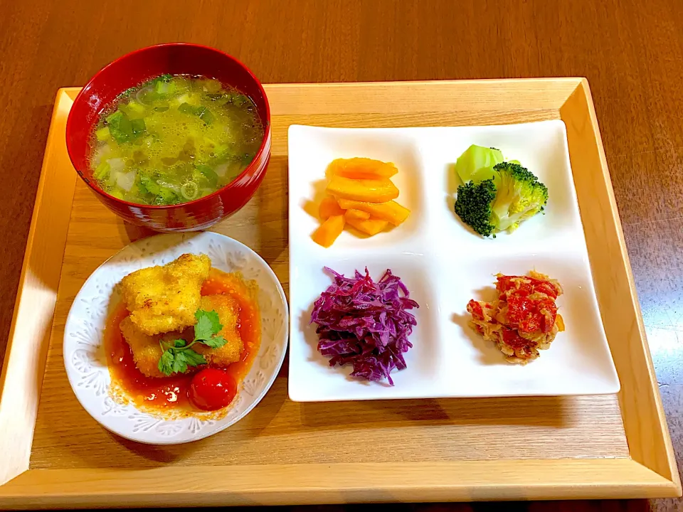 鶏胸肉のチーズパン粉焼きと、作り置きおかずで夕飯。グリーンミネストローネ添え|YOKOさん