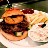 Snapdishの料理写真:beef burger with grilled pineapple.|aliさん