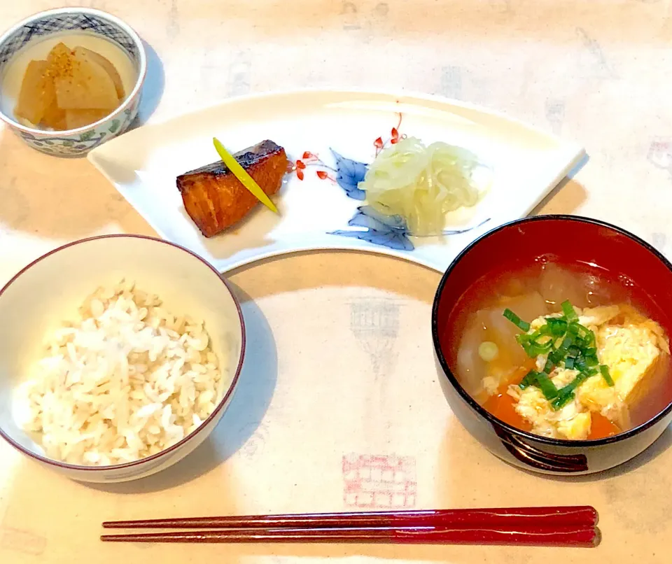 サーモンの漬け焼きとお大根の甘辛煮と玉ねぎのマリネとおすましと麦ごはん。美味しい。|Chiaki Kobayashiさん