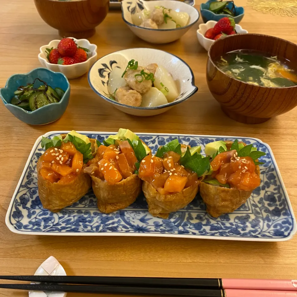 Snapdishの料理写真:ゆーこどんさんの料理 サーモンとアボカドのいなり寿司|non0619さん