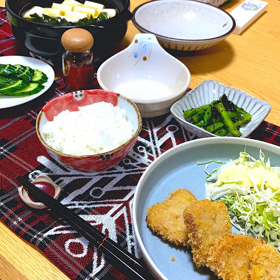 ヒレカツ、わかめ湯豆腐、いんげんの黒ゴマ和え、きゅうりの糠漬け|ツインうさぎさん