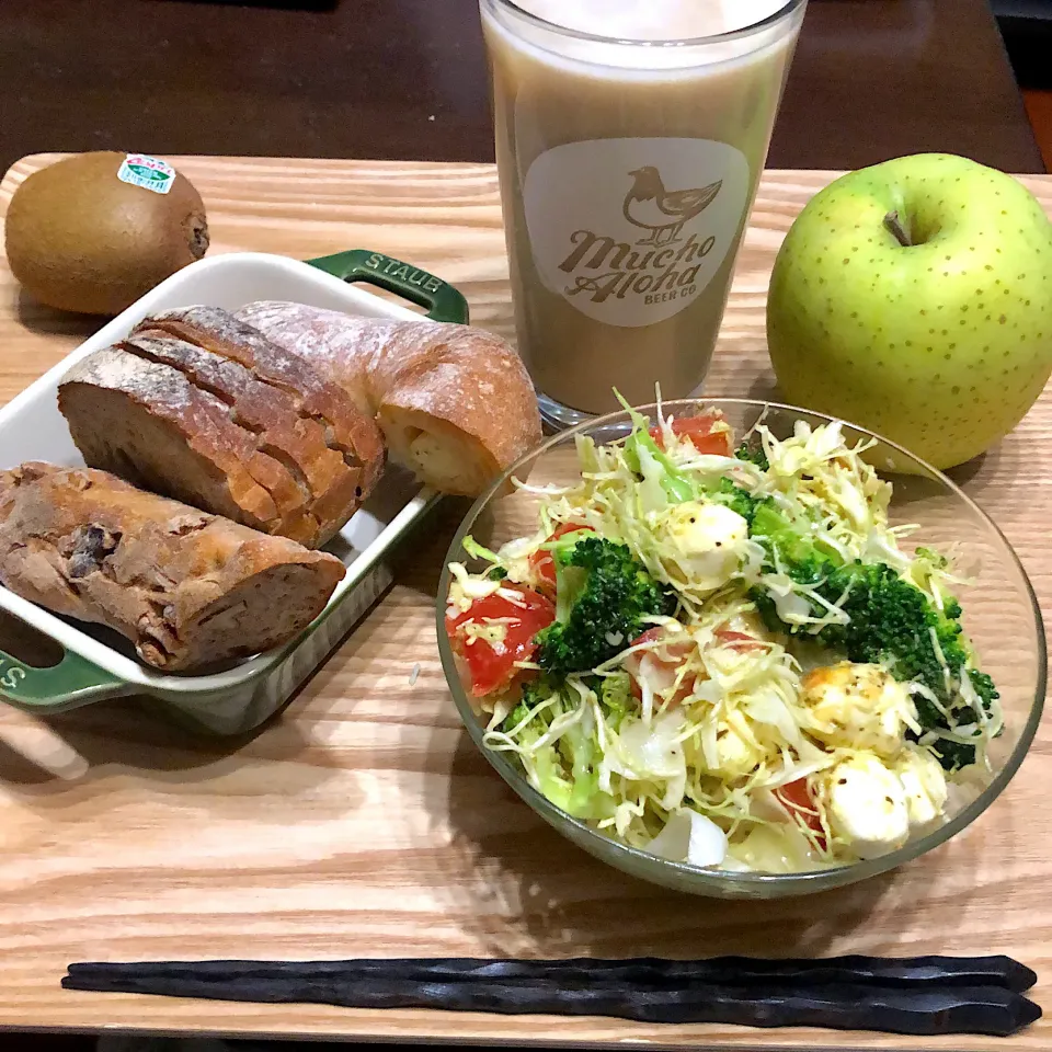 サラダ🥗とパン🥖|Jean Nobyさん