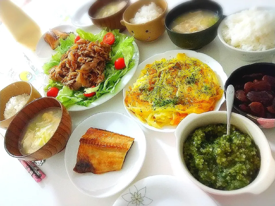 夕食(*^^*)
豚肉と玉ねぎのスタミナ焼き&サラダ
じゃがいもチーズガレット
ホッケ焼き
茶花豆
山形だしきゅうり
白湯スープ(キャベツ、えのき、油揚げ、木綿豆腐、豚バラ)|プリン☆さん