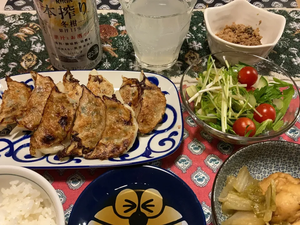 餃子／がんもと白菜の煮浸し／たらこの醤油煮／サラダ|ななこさん