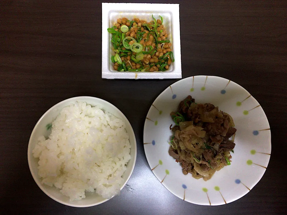 Snapdishの料理写真:牛肉玉ねぎ炒め(ハーフ)•納豆•ご飯|ばーさんさん