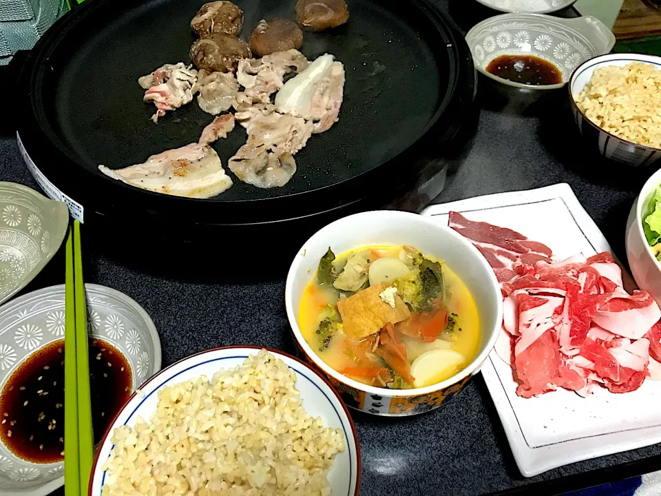 にーく！にーく！ #夕飯　玄米玄米、焼肉(ポーク2種類ビーフ1種類)、レタスキャベツサラダ(サウザンドレッシング)、チーズ鍋からのスープ|ms903さん