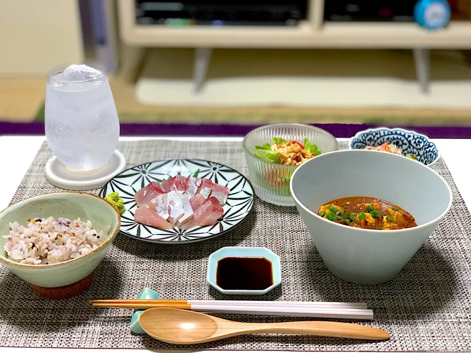 ばんごはん。麻婆豆腐、カンパチのお刺身、ヤムウンセン、トマトとツナのサラダ、雑穀ごはん。|yukiさん