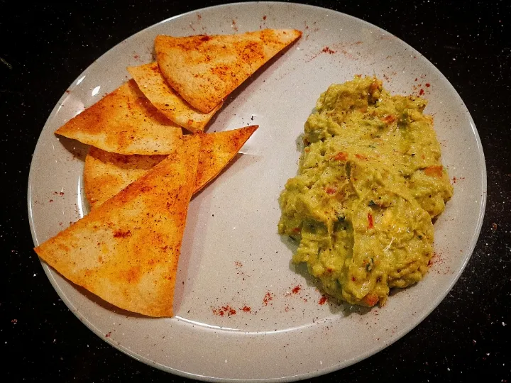 tortilla chips with guacamole|Mohammad jumahさん