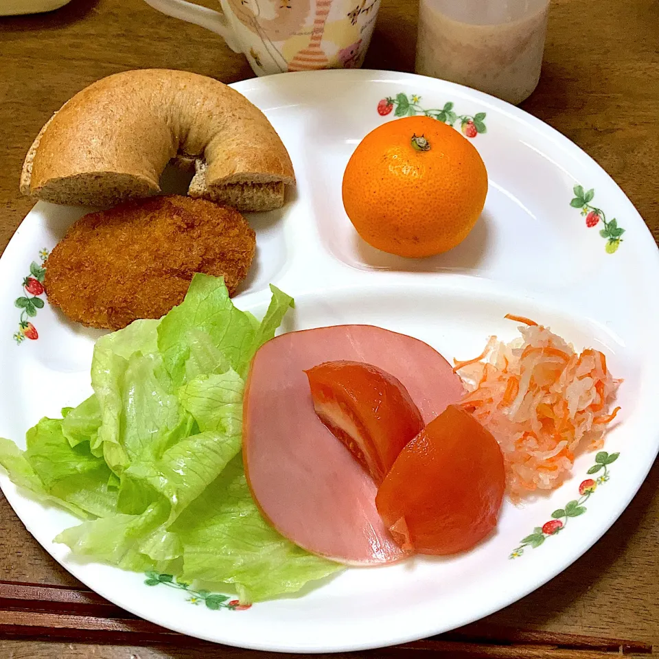 ベーグル🥯とコロッケとサラダ🥗|みんみんさん