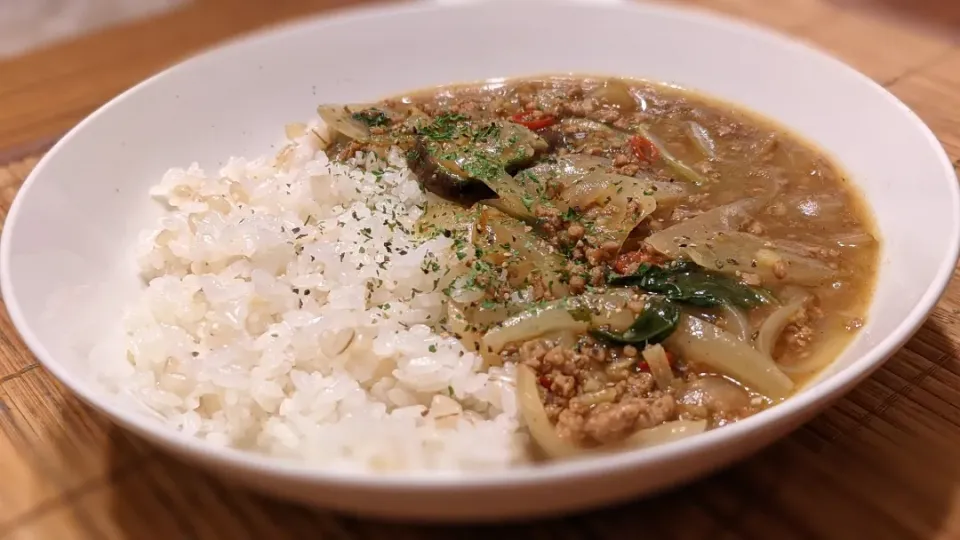 茄子と玉ねぎと鶏ひき肉のｶﾚｰ🍛
の晩ごはん✨|kaz(*･ω･)さん