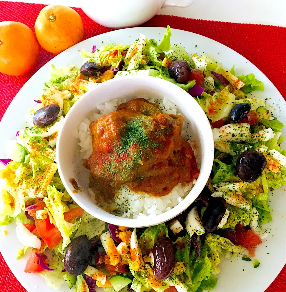 朝カレー生活129日目はスパイスチキンカレー丼にスプーンで食べる刻み野菜サラダ🥗😋❤️|HAMI69さん