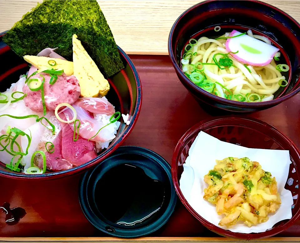 今日のランチ                                                (海鮮丼&かき揚げうどんハーフ)|mottomoさん