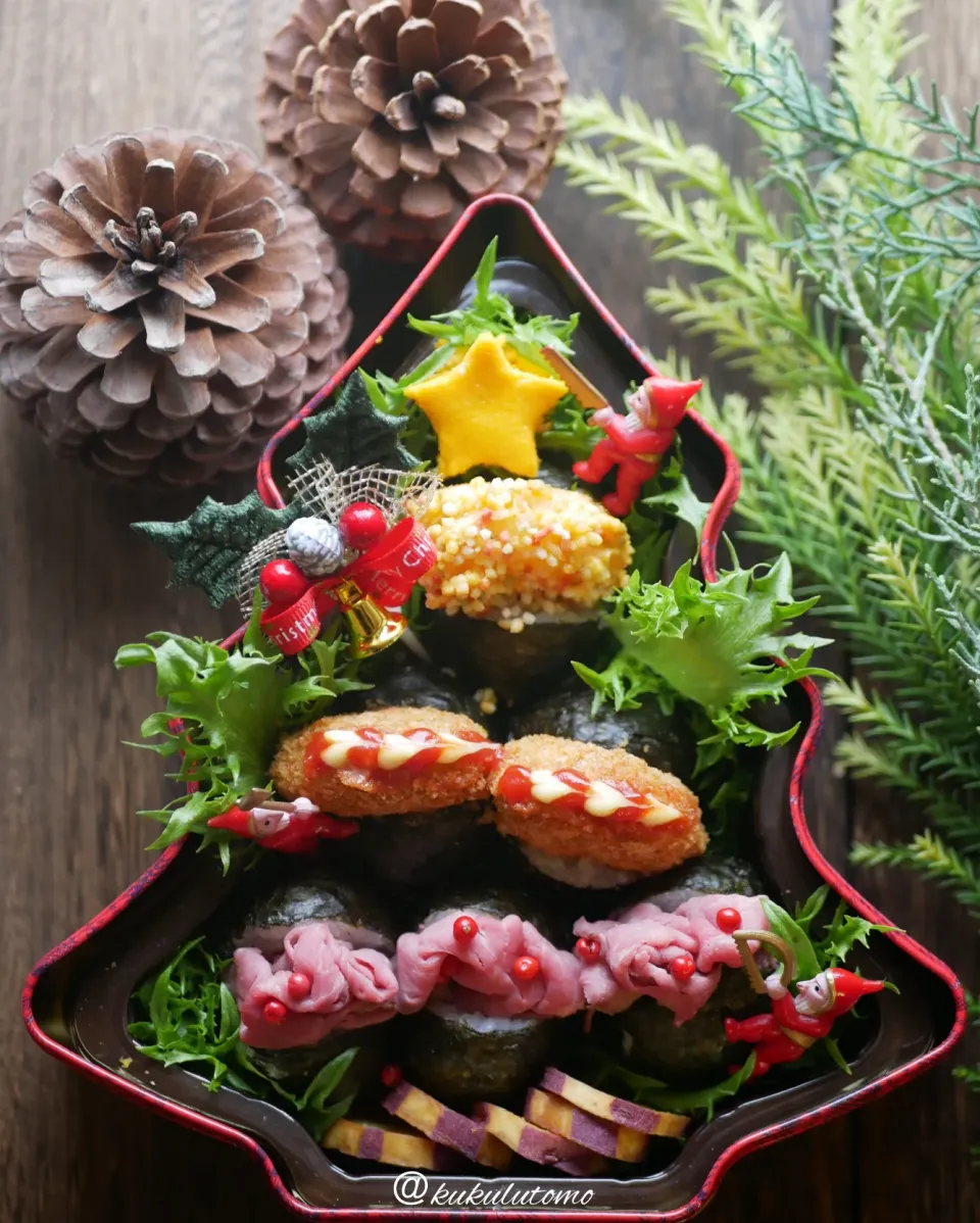 Snapdishの料理写真:クリスマスツリーバラエティーにぎり弁当🌲|kukulutomo ❁𓎪 ⡱𓎩‎𐩢𐩺𓎪 ⡱さん