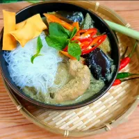 Green curry chicken cellophane noodle🥘|Heng💝さん