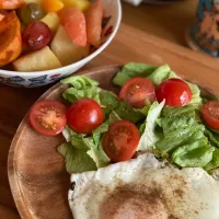 Snapdishの料理写真:サラダと目玉焼き🍳フルーツ盛り合わせ|Nilsさん