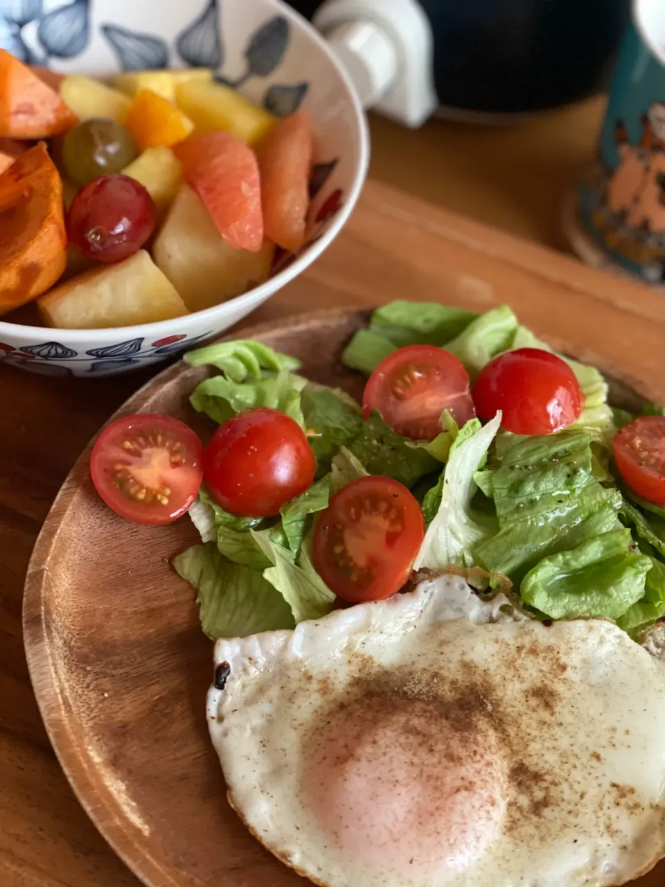 Snapdishの料理写真:サラダと目玉焼き🍳フルーツ盛り合わせ|Nilsさん