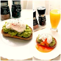 Snapdishの料理写真:Breakfast - Guacamole and poached egg|mcriss_gさん