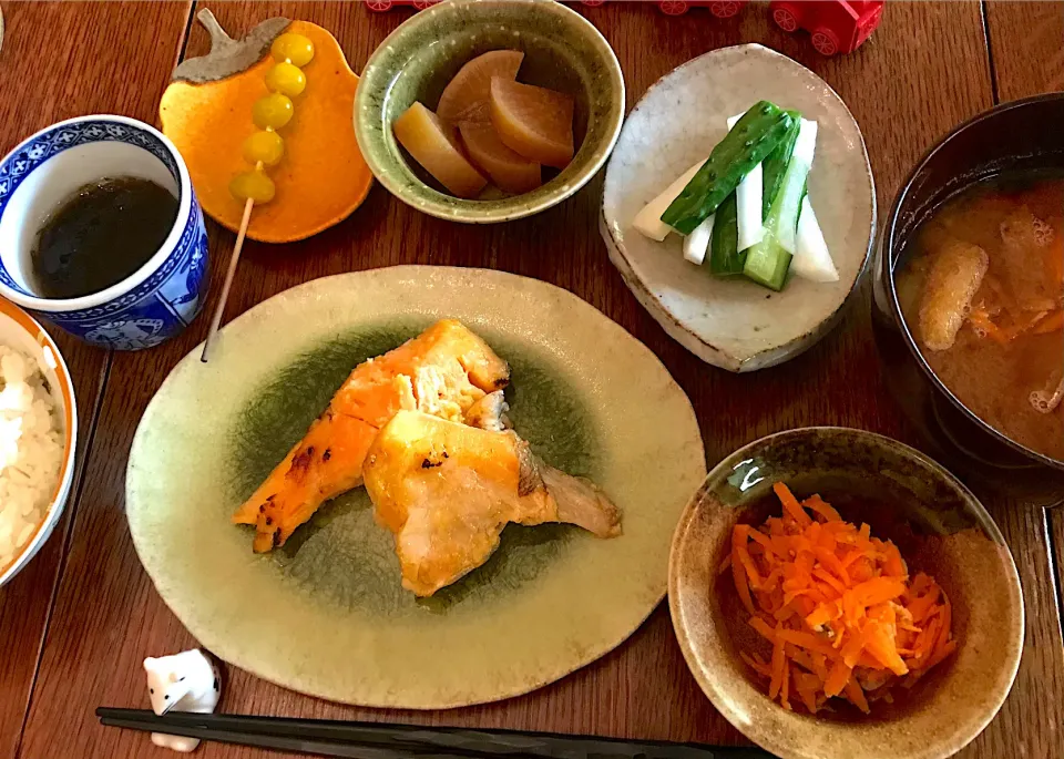 Snapdishの料理写真:晩ごはん #鮭の西京焼き  #うちの満菜みそ汁  #ほんだし活用術  #ほんだし  #大根と人参と油揚げの味噌汁|小松菜さん