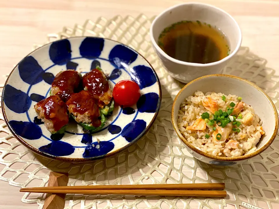 ピーマン肉詰めと鮭の炊き込みご飯|ひろさんとゆりさんさん