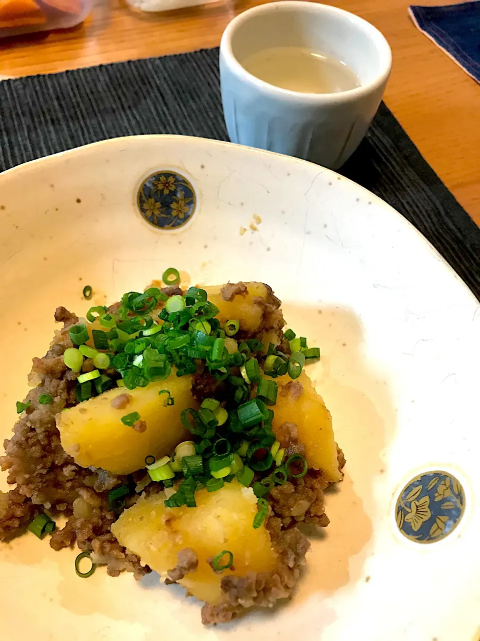 牛ミンチとじゃがいもの甘辛煮|sobacoさん