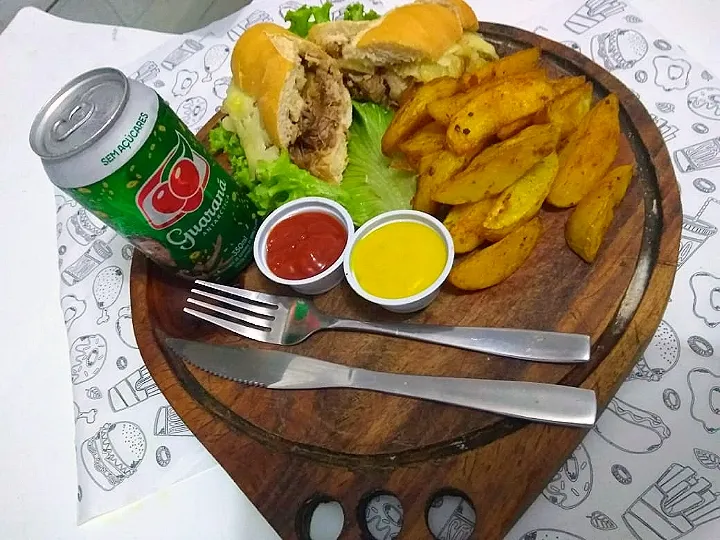 Delicioso sanduiche de pernil com cebolas caramelizadas, fatias de abacaxi e queijo gratinado.|Ana Cristina Antunesさん