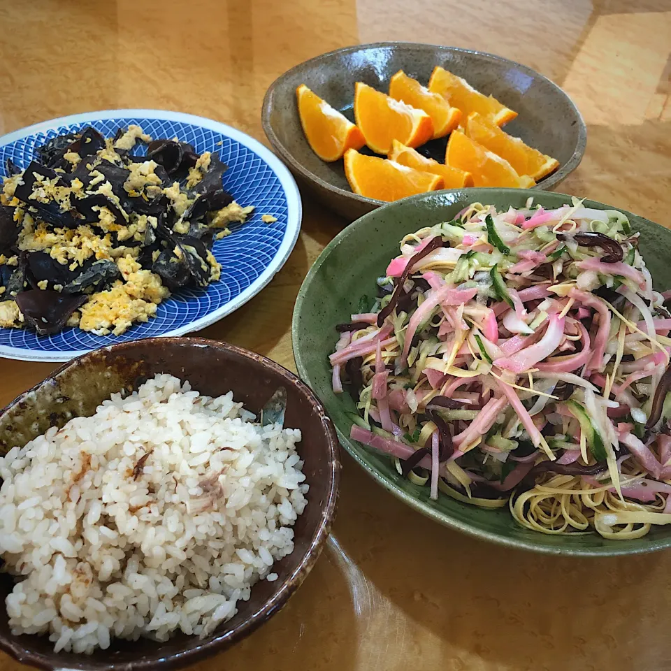 Snapdishの料理写真:カスベご飯　干豆腐サラダ　木耳と卵の中華炒め　かおり🐰ちゃんの愛果28号　くれないマドンナ|佐野未起さん