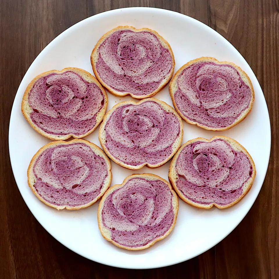 紫のバラの金太郎飴パンを焼きました🌹|izuyoさん