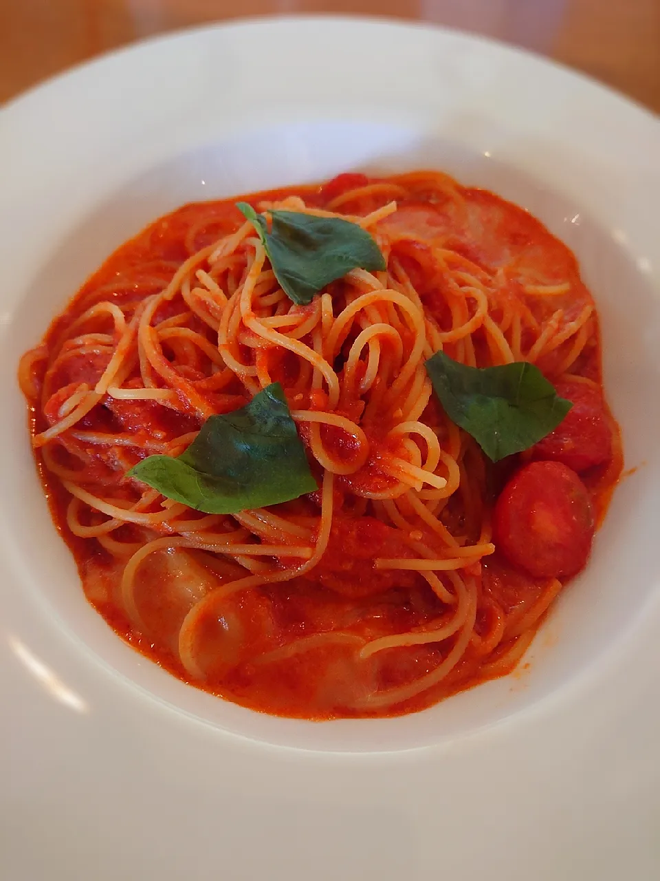 ～おそとでランチ～
バジルのトマトソースパスタ😋|みぽりん♪さん