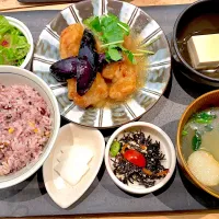 雑穀揚げナスと鶏ランチ🍽瓦乗せ|なおひこさん