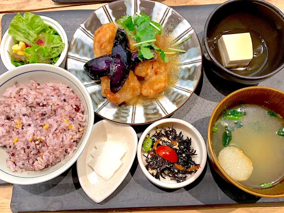 雑穀揚げナスと鶏ランチ🍽瓦乗せ|なおひこさん