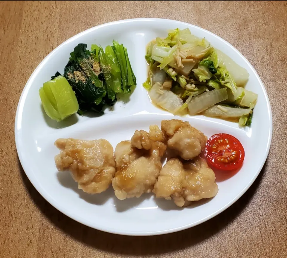 Snapdishの料理写真:鶏肩小肉の米酢照り焼き、プチトマト
小松菜のお浸し
白菜とえのき茸のバタぽん炒め
ご飯🍚|ナナさん