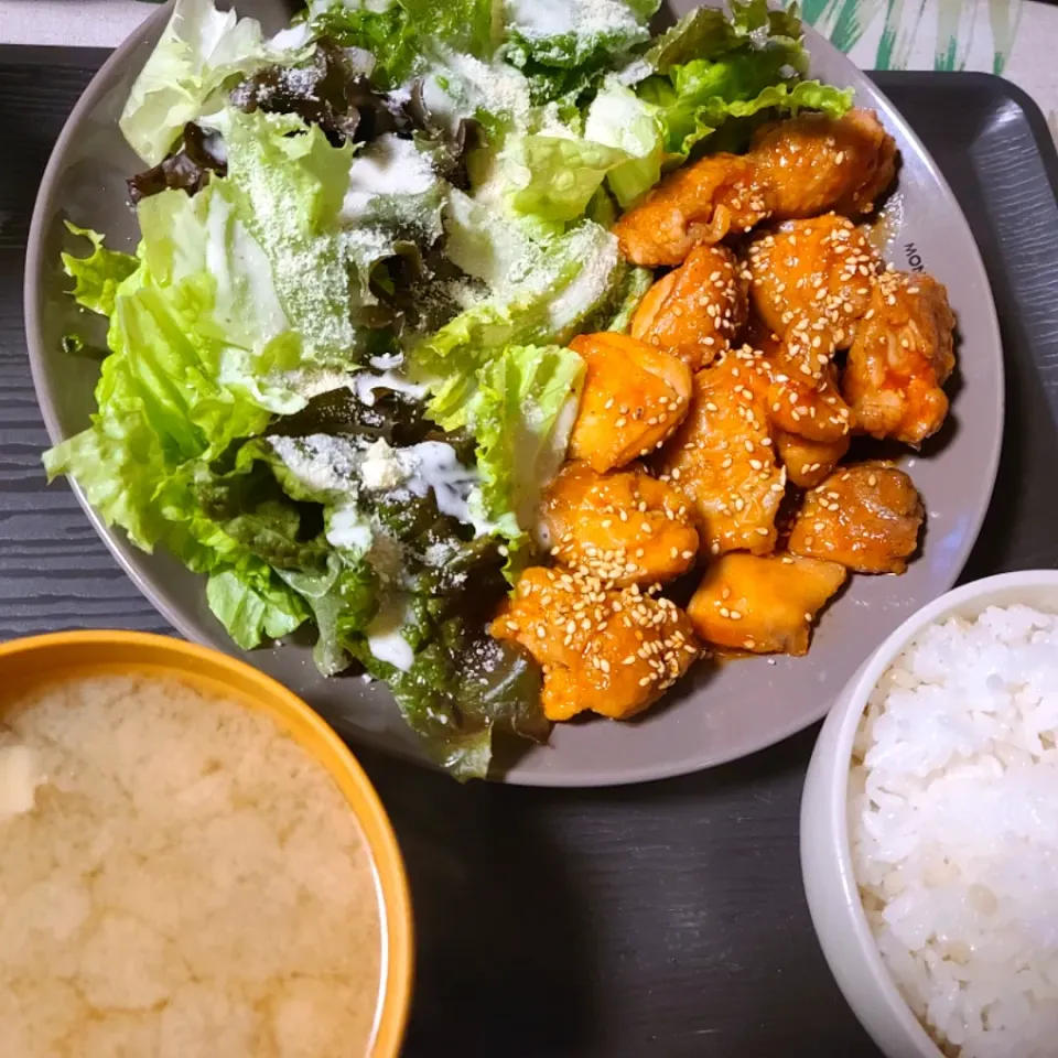 ヤンニョムチキンとシーザーサラダ|コハクさん