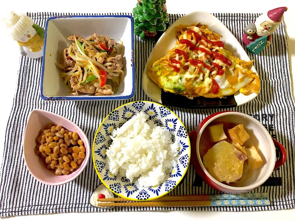 ナポリタンのオープンオムレツ✳︎さつまいもと厚揚げのごま味噌煮✳︎豚肉の野菜炒め✨納豆|syamさん