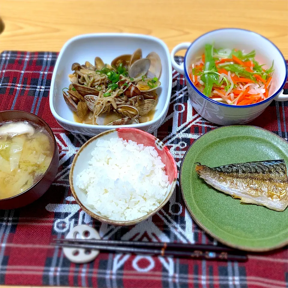 焼き鯖、きのことアサリのバター醤油焼き、サラダ、味噌汁(キャベツ、椎茸、ウインナー)|ツインうさぎさん