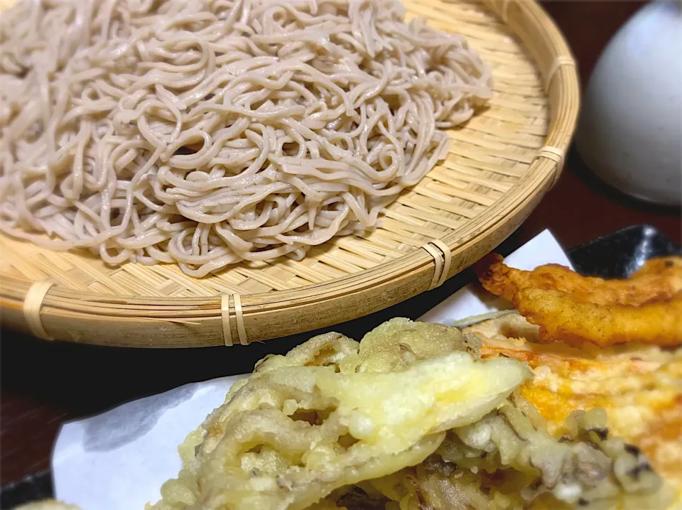 手打ち蕎麦❤️天然舞茸と原木椎茸・かぼちゃ天ぷら、鶏天、しぼり大根を添えて♪|桃実さん