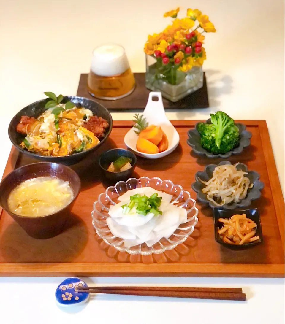 カツとじ　もやしのナムル  かぶのカルパッチョ　白菜スープ　カクテキ🍺😊|あっこさん