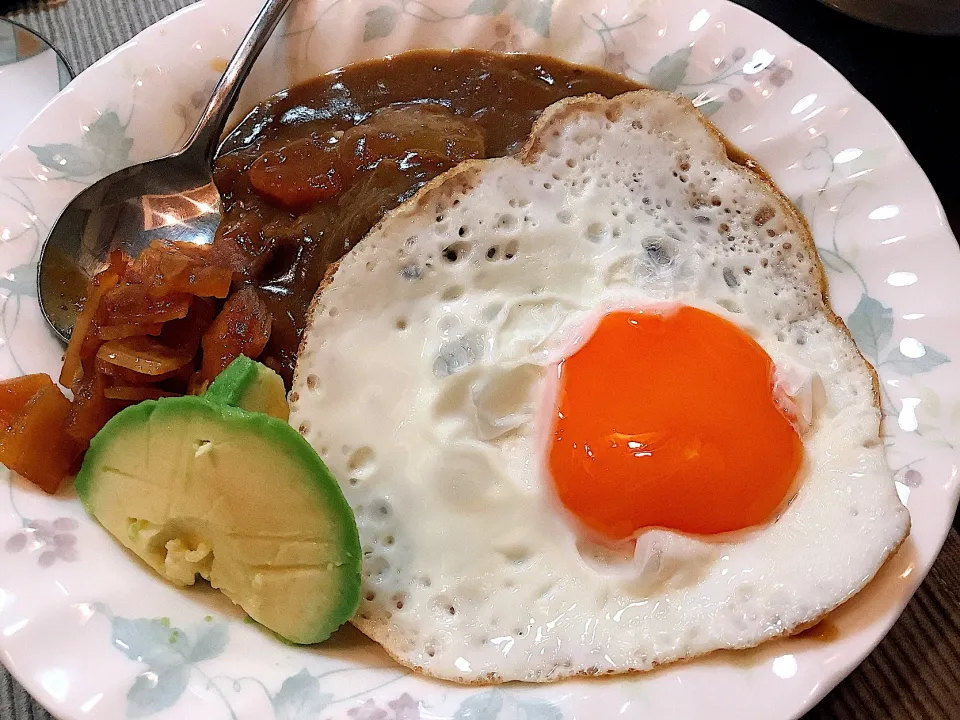 目玉焼きとアボカド🥑🍳トッピングカレー🍛😋|アライさんさん